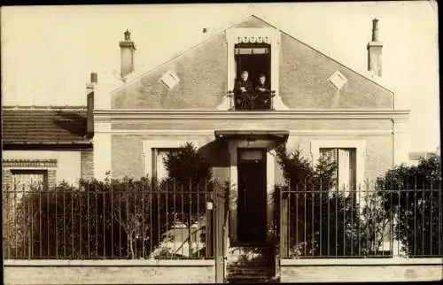 Foto Ak Puteaux Hauts de Seine, Wohnhaus, Anwohner