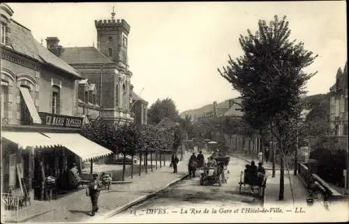 Ak Dives Calvados, La Rue de la Gare et l'Hotel de Ville