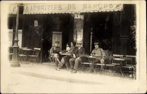 Foto Ak Soldats et Civils à la table, Aperitifs de Marque