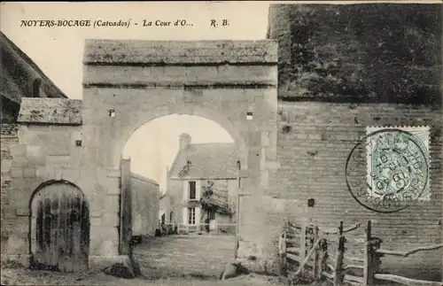 Ak Noyers Bocage Calvados, La Cour d'O...