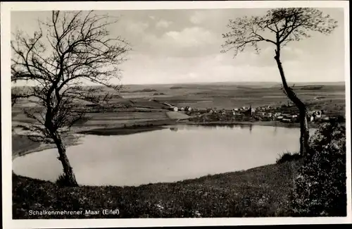 Ak Schalkenmehren in der Eifel, Maar, Ort, Fernsicht