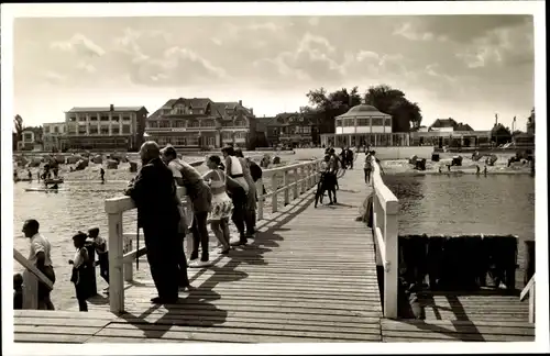 Ak Ostseebad Niendorf Timmendorfer Strand, Auf der Landungsbrücke