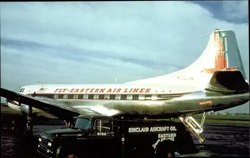 Ak Amerikanisches Passagierflugzeug, Eastern Airlines, Martin 4-0-4, Tankwagen