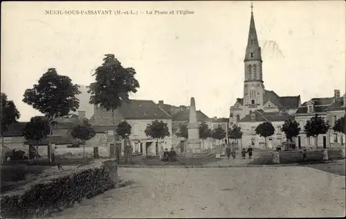 Ak Nueil sous Passavant Maine-et-Loire, La Place et L'Eglise