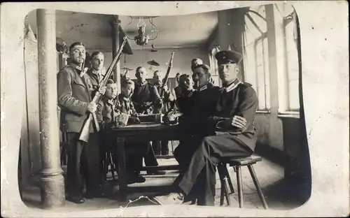 Foto Ak Deutsche Soldaten in Uniformen, Gewehre