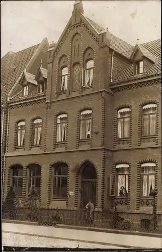 Foto Ak Hannover in Niedersachsen ?, Straßenpartie mit Wohnhaus, Fotograf Tilemann, Döhren