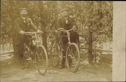 Foto Ak Zwei Männer mit Fahrrädern
