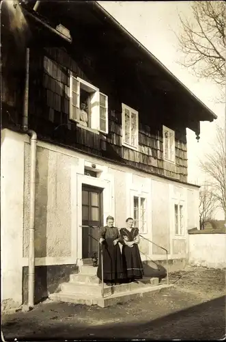 Foto Ak Freyung im Bayerischen Wald, Zwei Frauen vor einem Wohnhaus