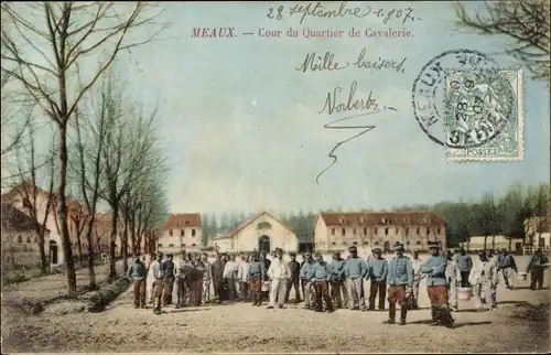 Ak Meaux Seine-et-Marne, Cour du Quartier de Cavalerie