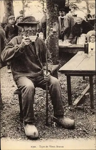 Ak Type de Vieux Breton, Älterer Mann in Tracht mit Tasse
