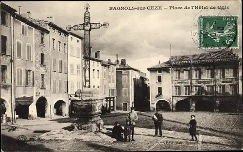 Ak Bagnols sur Cèze Gard, Place de l'Hôtel de Ville
