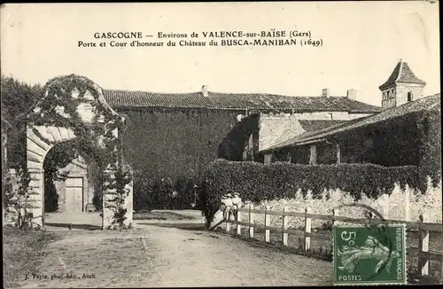 Ak Valence sur Baise Gers, Porte et Cour d'honneur du Chateau du Busca Maniban