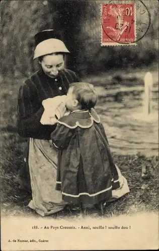 Ak Creuse Frankreich, Au Pays Creusois, Frau mit ihrem Kind