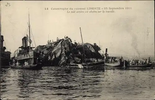 Ak Toulon Var, Catastrophe du Liberte 1911, Le mat arriere est abattu sur la tourelle