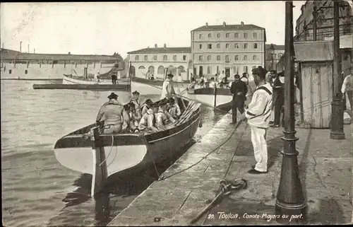 Ak Toulon Var, Canots Majors au port, Französische Marinesoldaten am Hafen