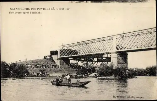 Ak Les Ponts de Cé Maine et Loire, Une heure apres l'accident, Catastrophe 1907, Eisenbahnunglück