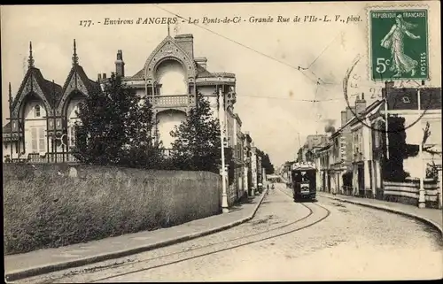 Ak Les Ponts de Cé Maine et Loire, Grande Rue de l'Ile, Straßenbahn