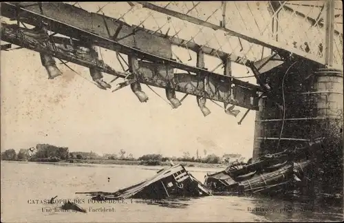 Ak Les Ponts de Cé Maine et Loire, Catastrophe 1907, Eisenbahnunglück, eingestürzte Brücke