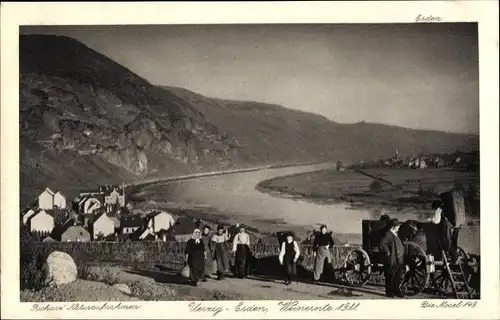 Ak Ürzig an der Mosel, Weinernte 1911, Arbeiter, Kiepen, Panorama vom Ort