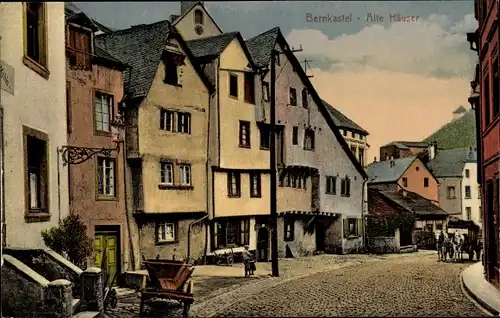 Ak Bernkastel Kues im Moseltal, Alte Häuser, Strassenansicht