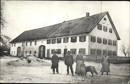 Foto Ak Apfeltrach Mindelheim im Unterallgäu, Straßenpartie mit Bauernhof im Winter, Hund