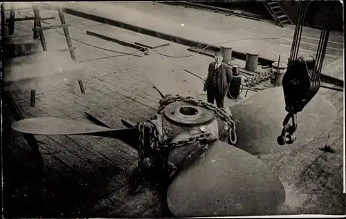 Foto Ak Mann neben einer Schiffsschraube