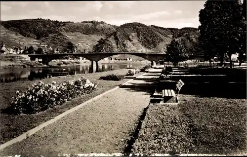 Ak Treis an der Mosel, Promenade, Brücke