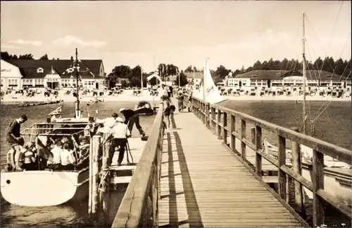 Ak Ostseebad Grömitz in Holstein, Landungsbrücke, Strand, Promenande