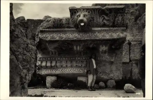 Ak Baalbek Libanon, Fragment de corniche du Temple de Jupiter