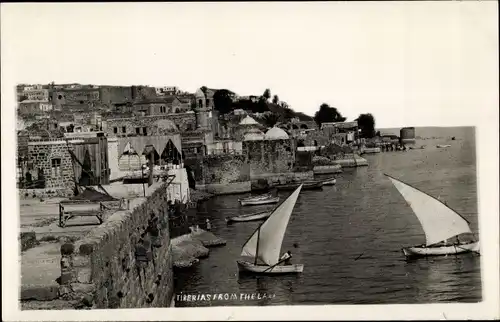 Ak Tiberias Israel, See Genezareth, Teilansicht der Stadt, Segelboote
