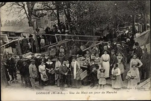 Ak Longué Maine et Loire, Vue du Mail un jour de Marche