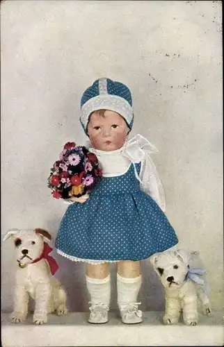 Ak Puppe in blauem Kleid mit Blumenstrauß, zwei Stoffhunde