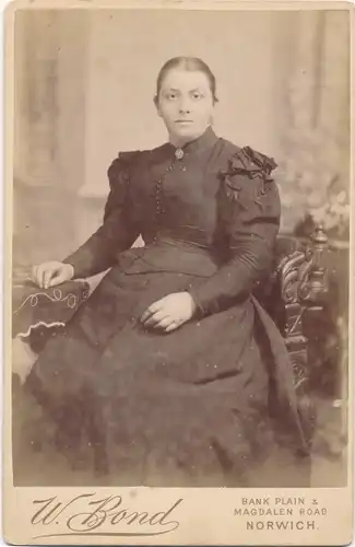 Foto Frau in Kleid, Portrait, Fotoatelier W. Bond Norwich