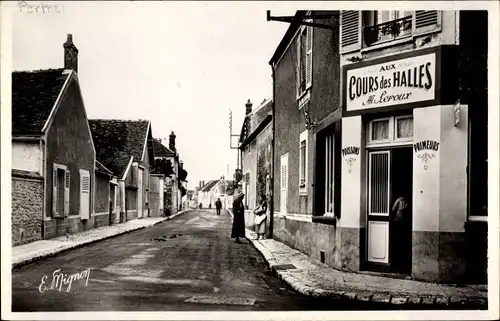 Ak Perthes en Gatinais Seine et Marne, Rue de Faronville, Aux Cours des Halles, Leroux