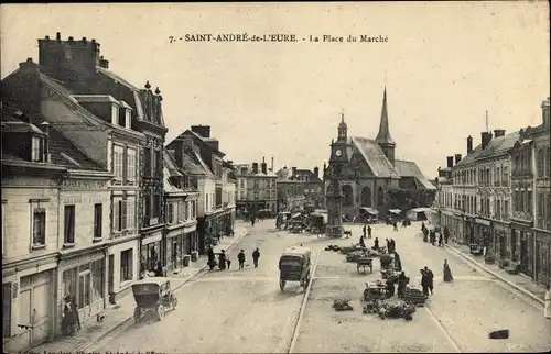 Ak Saint André de l'Eure Eure, La Place du Marché, vue générale, magasin de papiers peints