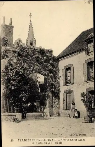 Ak Ferrières en Gâtinais Loiret, Porte Saint Macé et Puits du XV siècle, clocher