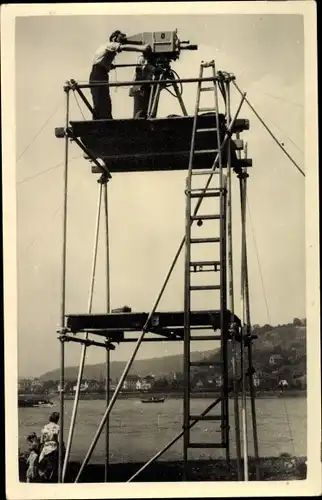 Foto Ak Kameramann bei der Arbeit auf einem Gerüst im Freien