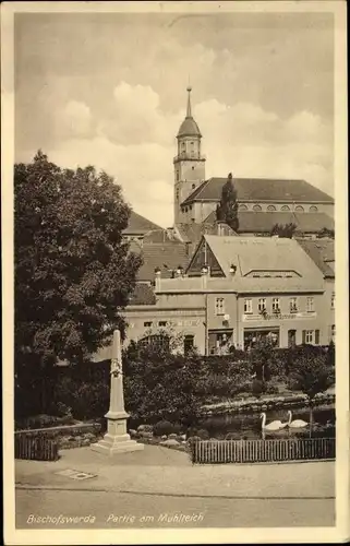Ak Bischofswerda in Sachsen, Partie am Mühlteich, Denkmal