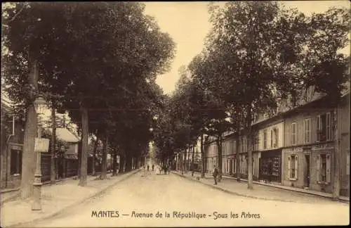 Ak Mantes Yvelines, Avenue de la Republique, Sous les Arbres