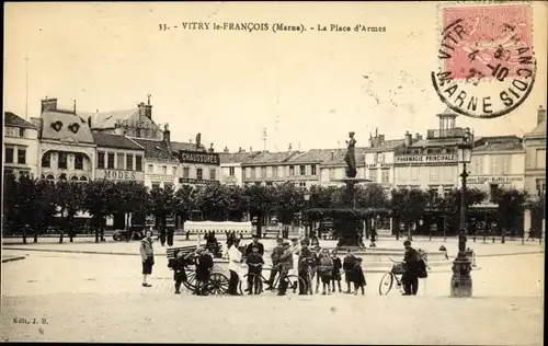 Ak Vitry le François Marne, La Place d'Armes