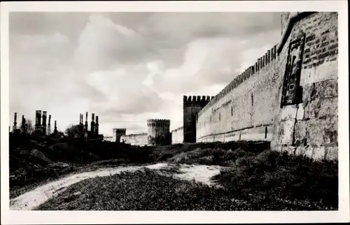 Ak Smolensk Russland, An der Stadtmauer, Hohe Mauern