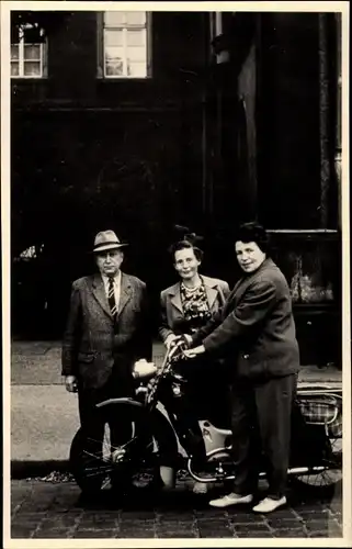 Foto Krad, Motorrad, Mann und zwei Frauen