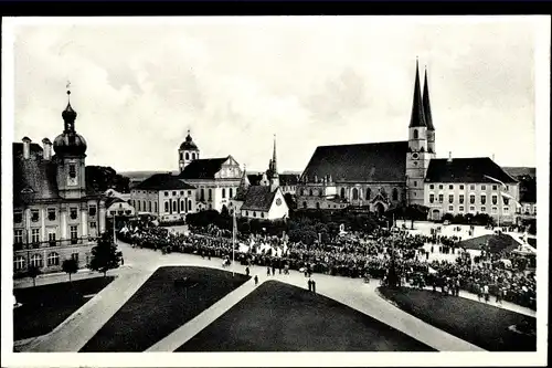 Ak Altötting in Oberbayern, Kapellplatz, Versammlung, Kirche, Kapelle