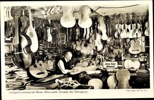 Ak Mittenwald in Oberbayern, Geigenbaumeister Johann Reiter, Oktavgeige