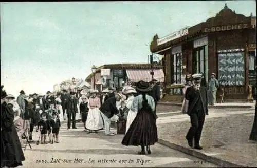 Ak Luc sur Mer Calvados, En attente sur la Digue