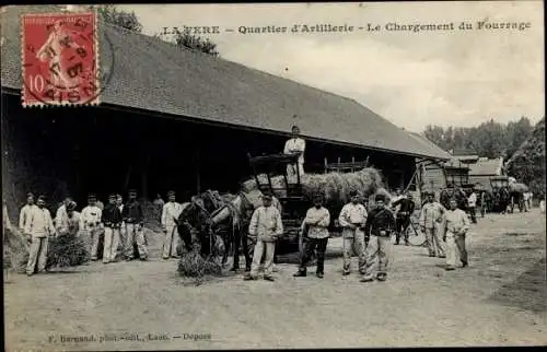 Ak La Fère Aisne, Quartier d'Artillerie, le Chargement du Fourrage