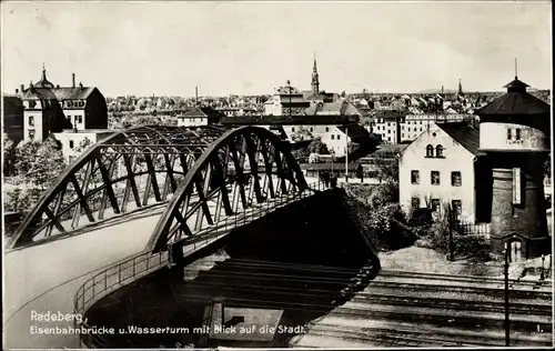 Ak Radeberg in Sachsen, Eisenbahnbrücke, Wasserturm, Blick auf den Ort