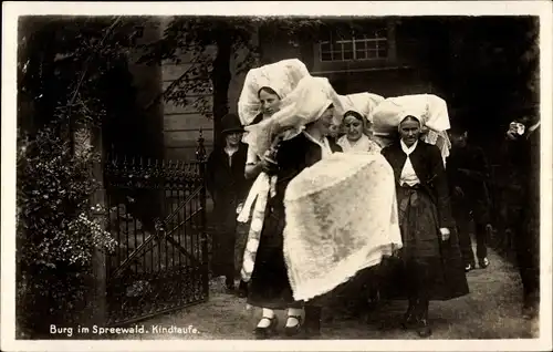 Ak Burg im Spreewald, Frauen in Volkstrachten, Kindtaufe