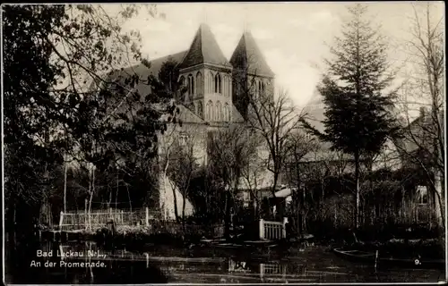 Ak Luckau in der Niederlausitz, Partie an der Promenade, Kirche