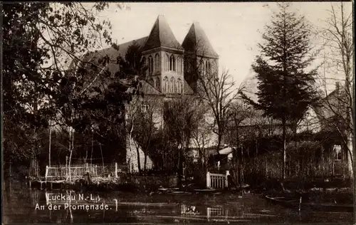 Ak Luckau in der Niederlausitz, Partie an der Promenade, Kirche